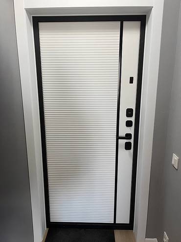 Белая дверь с вертикальной полоской