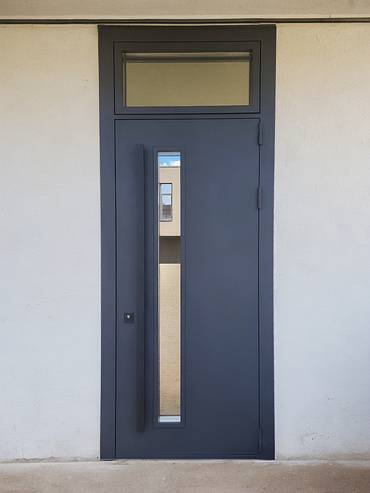 Дверь с фрамугой и стеклом