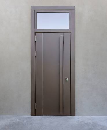 Дверь с остекленной фрамугой