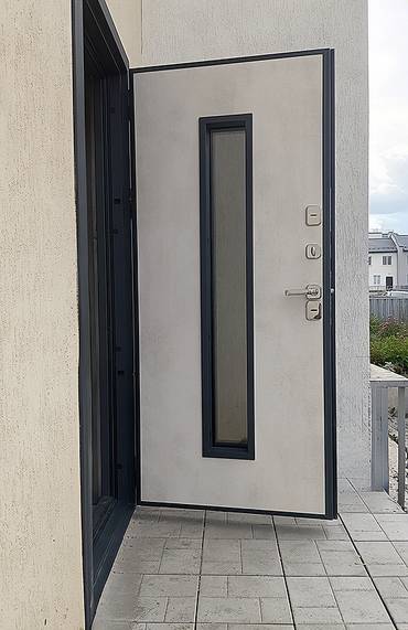 Дверь с узким стеклом